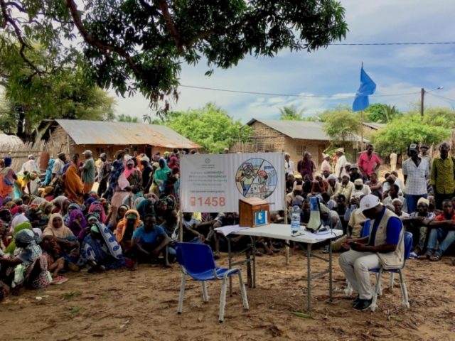 Durch die eskalierende Gewalt entwurzelte Mosambikaner versammeln sich in Mocimboa da Praia, in der Provinz Cabo Delgado, Mosambik, im Dezember 2019 zu einer Nahrungsmittelverteilung © UNHCR/Eduardo Burmeister