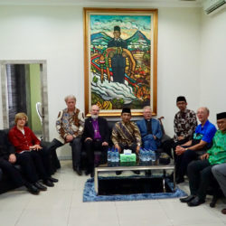 World Evangelical Alliance and Humanitarian Islam leaders sit beneath a painting that depicts Indonesia’s founding father, Sukarno, cradling a barefoot independence martyr slain by Dutch colonial forces in late-1940s Java. A crucifix dangles from the young man’s neck. Sri Ayati’s Legacy hangs in the Jakarta headquarters of Nahdlatul Ulama’s young adults organization, GP Ansor, and has become a potent symbol of the Humanitarian Islam movement. © BQ/Martin Warnecke
