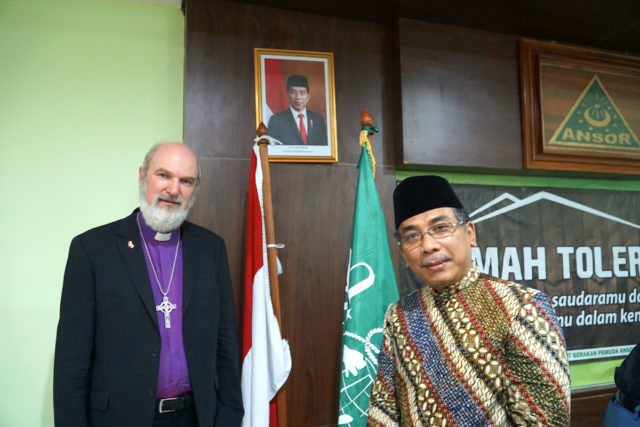 Associate Secretary General of the World Evangelical Alliance, Bishop Thomas Schirrmacher, stands with Nahdlatul Ulama General Secretary Yahya Cholil Staquf in front of the Indonesian and NU flags © BQ/Martin Warnecke