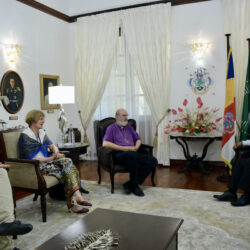 Christine und Thomas Schirrmacher im Gespräch mit Wavel Ramkalawan, Präsident der Seychellen, im State House in Victoria © WEA/Thomas Schirrmacher